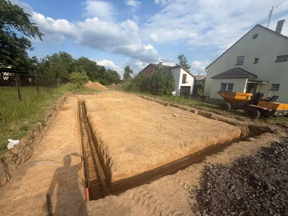 Výkopy základových pásů s připravenou výztuží