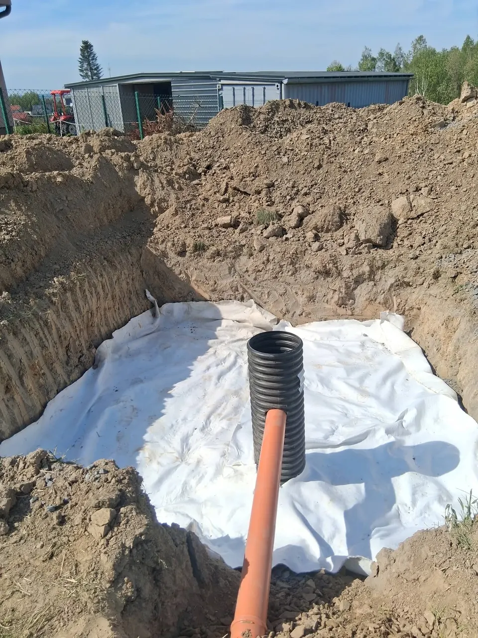 Výkop vystlaný geotextilií s vyvedeným potrubím
