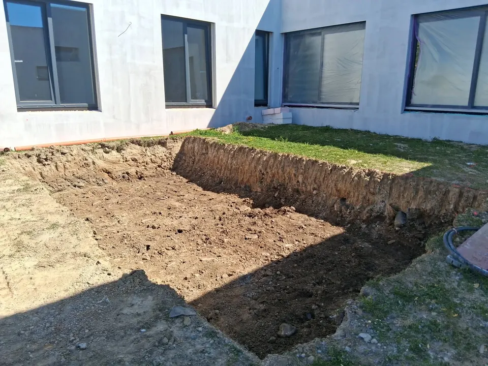 Odkopaná a upravená plocha u fasády domu